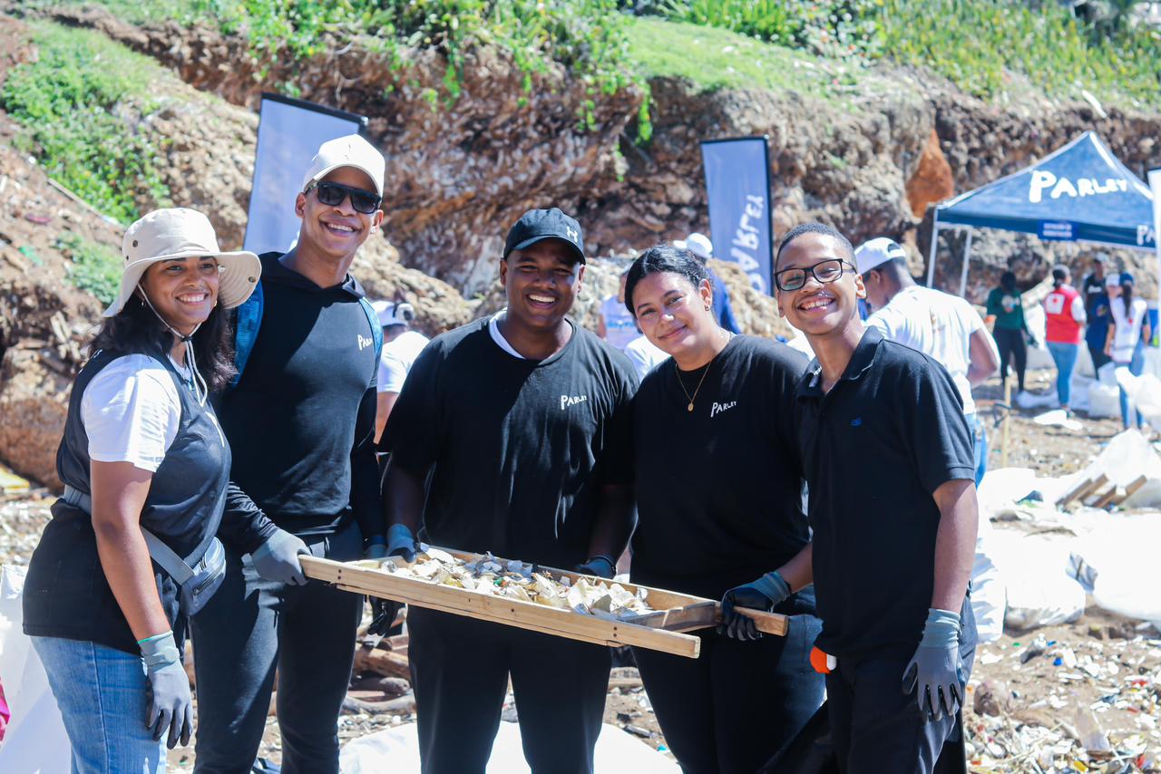 Equipo de Generación por el Desarrollo en jornada de limpieza ambiental